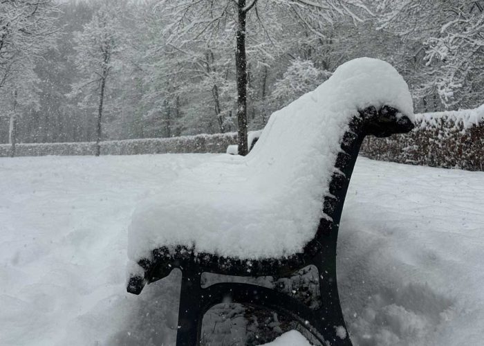 bank-in-de-sneeuw